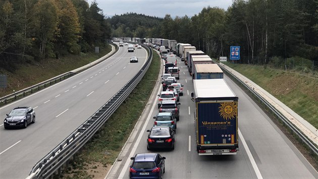 Ve zen na 60. kilometru dlnice D1 se srazilo nkladn auto s kamionem. (3.10.2019)