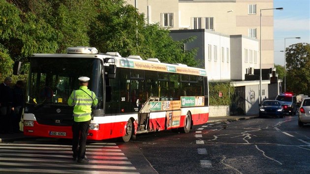 Řidič během jízdy zacouval do autobusu v Praze 5. (9.10.2019)