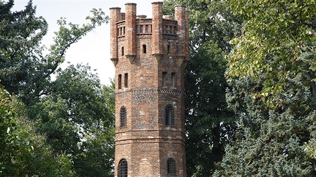 Věž v parku, který obklopuje klasicistní zámek v Čechách pod Kosířem na Prostějovsku.