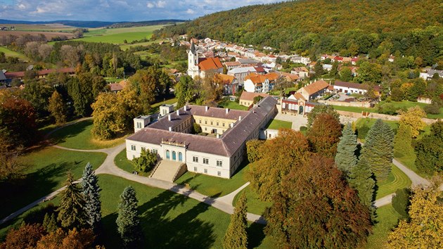 Leteck pohled na klasicistn zmek v echch pod Kosem, kter obklopuje park o rozloze pes 21 hektar patc k nejcennjm ukzkm historick zelen na Morav.