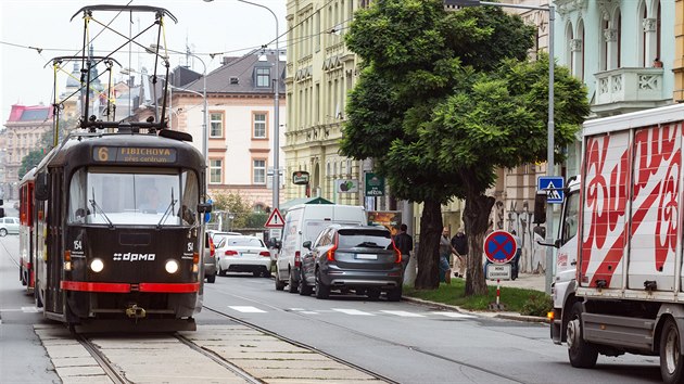 Na run olomouck Masarykov tda radnice ped asem povolila od sedmi veer do sedmi rno parkovat rezidentm, kte pili o parkovac msta kvli budovn protipovodovch opaten. Lid tu ale auta nechvaj i pes den, co zhoruje pehlednost u pechod, zvlt v kombinaci s hustjm provozem kvli blzk stavebn uzavrce.