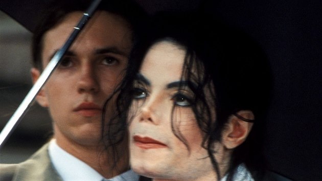 Michael Jackson se svm bodyguardem Mattem Fiddesem na archivn fotografii