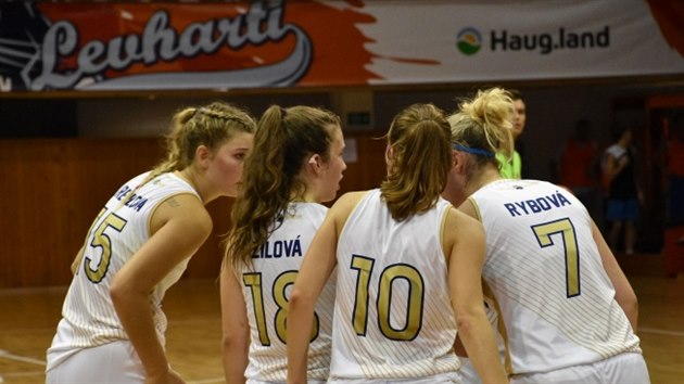 Chomutovsk basketbalistky Michaela Krejzov, Elika lov, Veronika Aulichov a Veronika Rybov (zleva) se domlouvaj.