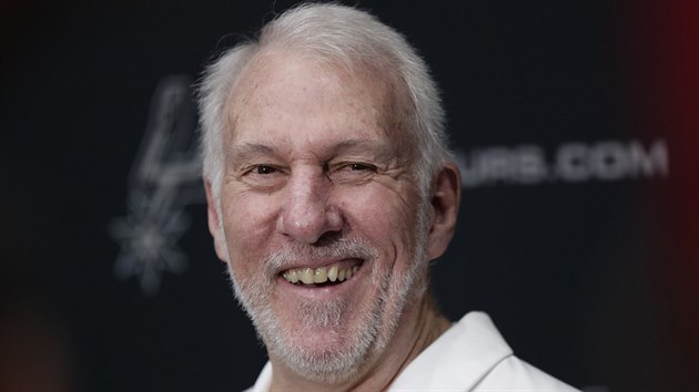 Gregg Popovich, trenr San Antonio Spurs, se smje na pedseznn tiskov konferenci.