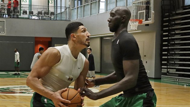 Enes Kanter (vlevo) a Tacko Fall na trninku Boston Celtics