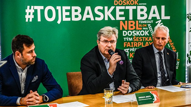Miroslav Jansta, pedseda BF, hovo na tiskov konferenci k zahjen Kooperativa NBL. Naslouch mu Zdenk Bza.