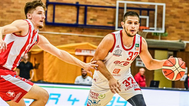 Nymbursk rozehrva Roko Rogi (vpravo) obchz Josefa Potoka z Pardubic.