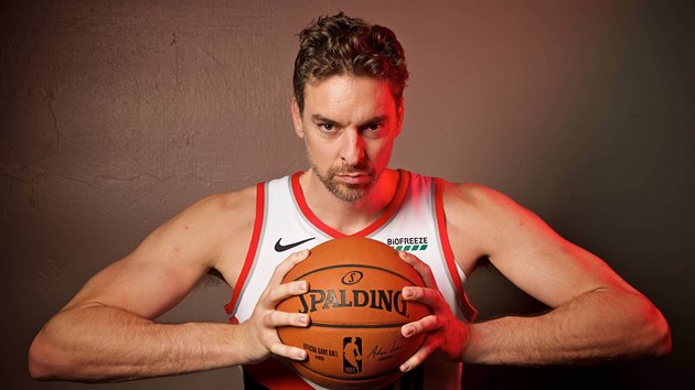 Pau Gasol pzuje v dresu Portland Trail Blazers