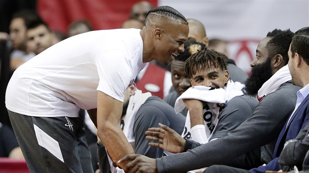 Russell Westbrook (vlevo) a James Harden lakuj na lavice Houston Rockets.