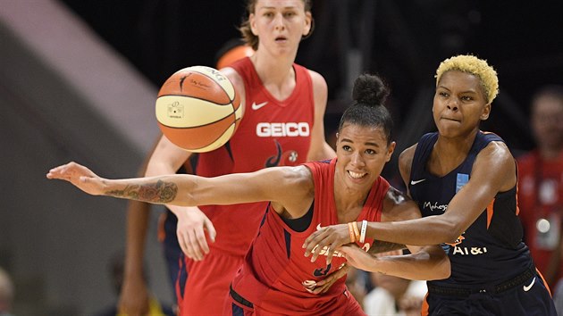 Courtney Williamsov (vpravo) z Connecticut Sun a Natasha Cloudov z Washington Mystics bojuj o m.