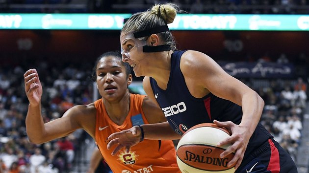 Elena Delle Donneov (vpravo) z Washington Mystics to ve finle WNBA na ko Connecticut Sun. O obranu se star Alyssa Thomasov.