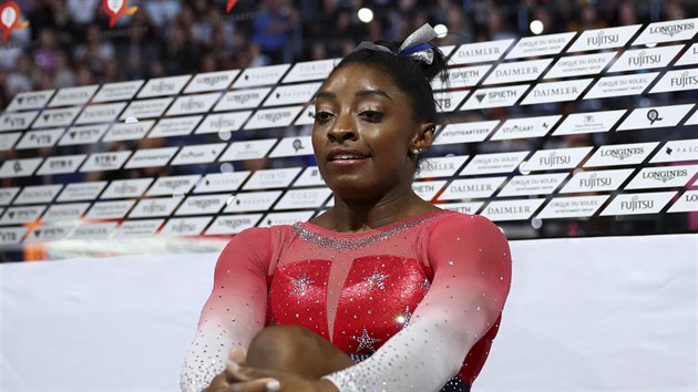 Americk gymnastka Simone Bilesov bhem finle drustev na MS ve Stuttgartu.