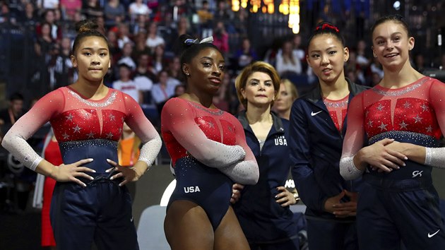 Americk gymnastky v ele se Simone Bilesovou (druh zleva) ekaj na vsledky soute drustev na gymnastickm MS ve Stuttgartu.