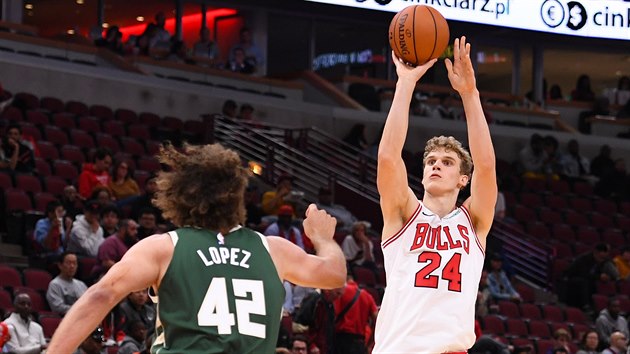 Lauri Markkanen (vpravo) z Chicaga stl na ko Milwaukee pes Robina Lopeze.