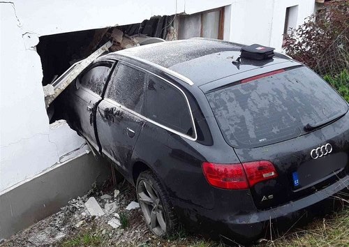 V jihomoravsk obci Sebranice auto narazilo do domu a probouralo se pitom a do obvacho pokoje. (9. jna 2019)