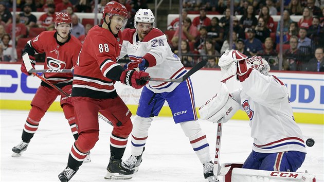 Carey Price v brance Montrealu inkasuje gl od tonka Caroliny Martina Nease (s slem 88).