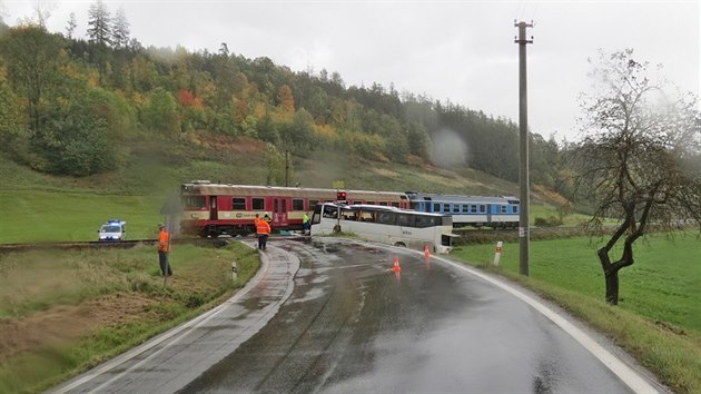 Nehoda vlaku a autobusu v Kunčicích nad Labem (30. 9. 2019)