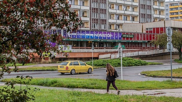 Obyvatelé paneláku v hradecké Kejzlarově ulici odmítají rozšíření herny (2. 10. 2019).