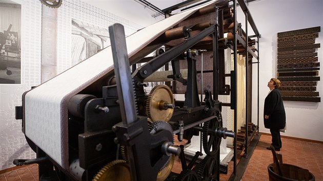 Střední škola informatiky a služeb ve Dvoře Králové vybudovala zázemí pro novou expozici textilního tisku. Na snímku je perotina stará 150 let (13. 9. 2019).