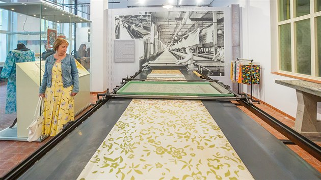 Střední škola informatiky a služeb ve Dvoře Králové vybudovala zázemí pro novou expozici textilního tisku. K vidění je třeba stůl pro filmový tisk (13. 9. 2019).