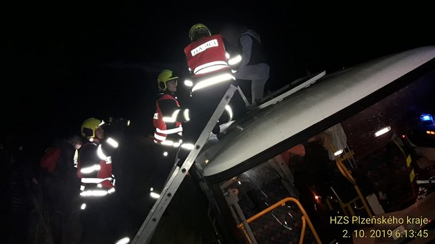 Na Plzesku sjel autobus do pkopu. Hasii museli cestujc vyproovat skrz stropn poklop.