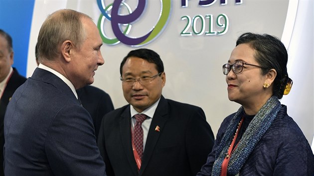 Rusk prezident Vladimir Putin na stedenm setkn Organizace zem vyvejcch ropu (OPEC) si pots rukou s Armida Salsiah Alisjahbanovou,vkonnou tajemnic pro Asii a Pacifik. (2. jna 2019)