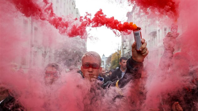 Ne kapitulaci! Ne amnestii, skandoval dav, ve kterm byly i transparenty Vlka pokrauje. Znla i hesla namen proti Zelenskmu. (6. jna 2019)