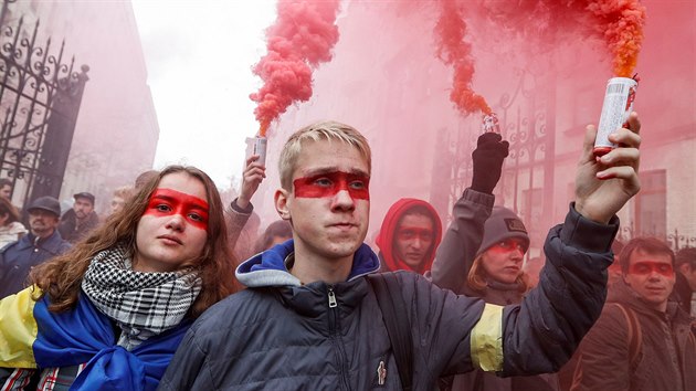 Lid s ervenmi dmovnicemi na demonstraci proti autonomii Donbasu. (6. jna 2019)