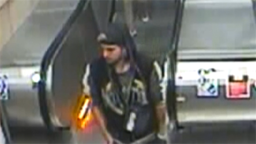 Policisté hledají muže, který ve stanici metra Skalka na začátku září bezdůvodně napadl spolucestujícího.