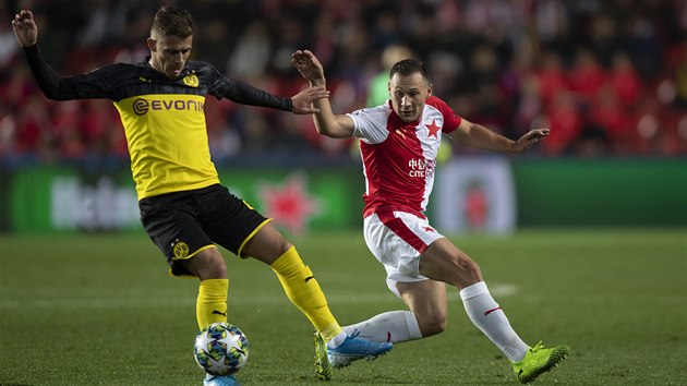 Slvistick obrnce Jan Boil v utkn Ligy mistr proti Dortmundu brn hostujcho Thorgana Hazarda.