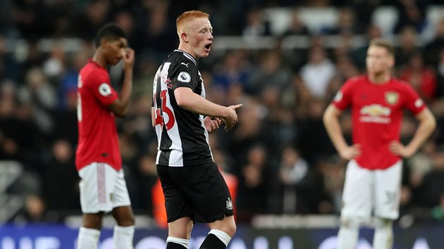 Matthew Longstaff z Newcastlu oslavuje gl proti Manchesteru United. V pozad zklaman fotbalist host.