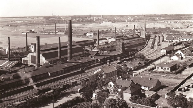 Stanice Star� Kladno s p�vodn� hr�zd�nou v�pravn� budovou na konci 30. let 20. stolet�. Foto: sb�rka Karla Zeithammera. GPS: 50.1519575N, 14.1214769E