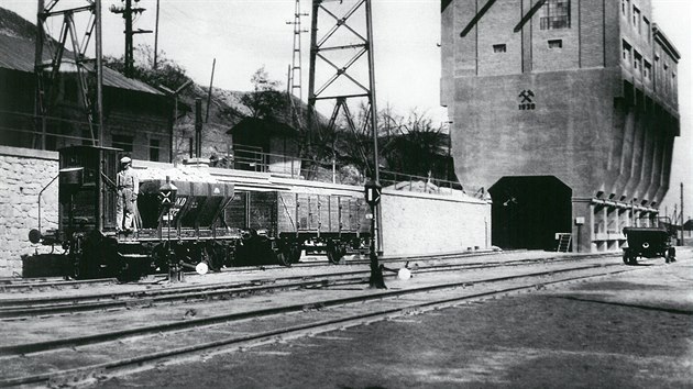 Betonov silo na vpenec vzniklo na Moin v roce 1930. Vpravo sluebn drezna KND Wohanka HD 16. Sbrka Karla Zeithammera