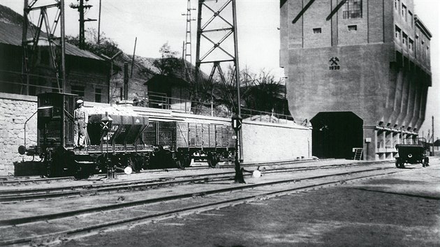 Betonov� silo na v�penec vzniklo na Mo�in� v roce 1930. Vpravo slu�ebn� drez�na KND Wohanka HD 16. Sb�rka Karla Zeithammera