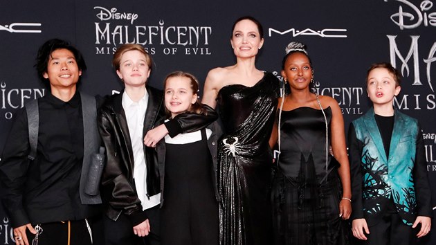 Angelina Jolie a její děti Maddox, Shiloh, Vivienne, Zahara a Knox (Los Angeles, 30. září 2019)