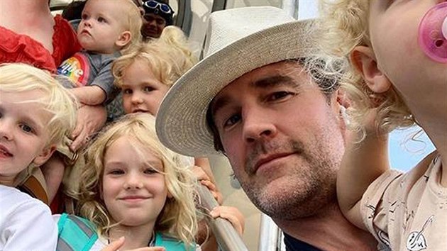 James Van Der Beek, jeho manželka Kimberly Brooková a jejich pět dětí Joshua, Gwendoyln,  Annabel, Olivia a Emilia (2019)