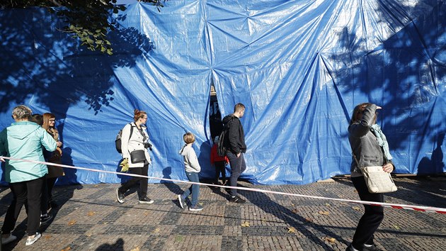 Začala oprava Lennonovy zdi v Praze, po jejím dokončení se bude na místě dát malovat jen se souhlasem. (7. 10. 2019)