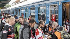 FANOUŠCI. Takto do speciálního vlaku směr rakouský Graz nastupovali fanoušci...