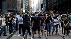 Protivládní demonstranti v centru Hongkongu nosí masky i pes zákaz zahalování....