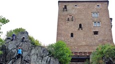 Pod beovským hradem a zámkem je otevená lezecká stna.