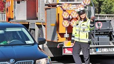 Dopravu na mostech pi jejich diagnostice ídili policisté.