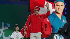 výcarský tenista Roger Federer zdraví fanouky na turnaji v anghaji.