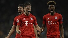 Joshua Kimmich z Bayernu Mnichov (uprosted) se raduje ze své parádní branky v...