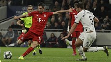 Robert Lewandowski (Bayern Mnichov) se otáí a stílí druhý gól svého celku do...