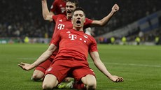 Polský forvard Robert Lewandowski z Bayernu Mnichov oslavuje svj zásah proti...