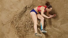 eská sedmibojaka Kateina Cachová dopadá do písku v rámci skoku do dálky na...