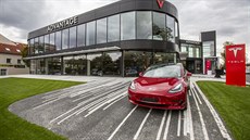První �eský showroom automobilky Tesla je v pra�ských Vyso�anech.
