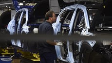 Zamstnanec automobilky Hyundai montuje modely Tucson 9. íjna 2019 v závod v...