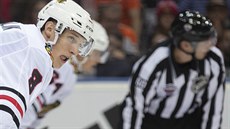 Dominik Kubalík, útočník Chicaga, čeká na vhazování v pražském utkání NHL proti...