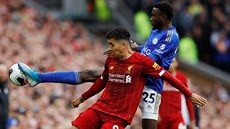 Roberto Firmino z Liverpoolu (vlevo) a Wilfred Ndidi z Leicesteru